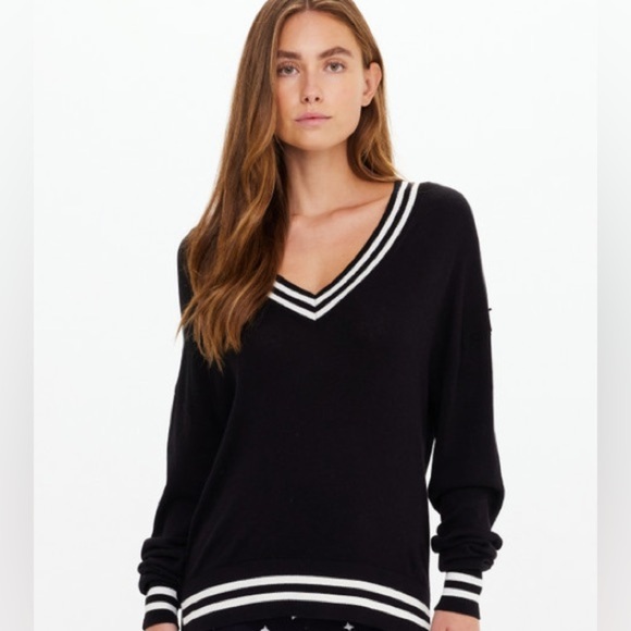 Forever 21 Tops - Black & White V-Neck Long-Sleeve Plunge Neck Sweater